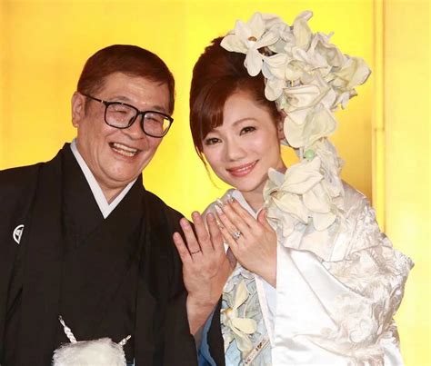 2012年7月、結婚披露宴で笑顔で結婚指輪を披露する仲本工事さん（左）と演歌歌手の三代純歌 ― スポニチ Sponichi Annex 芸能