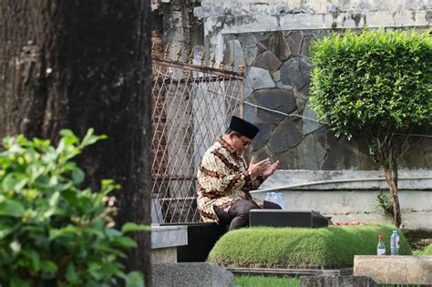 FOTO Momen Prabowo Ziarah Ke Makam Ayahnya Begawan Ekonomi Soemitro