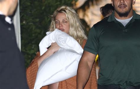 Britney Spears Shows Off Bruised And Swollen Foot Blames Mom Lynne For