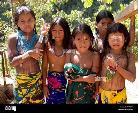 Cinque Ragazze Embera Tornando A Casa Dal Fiume Drua Embrea