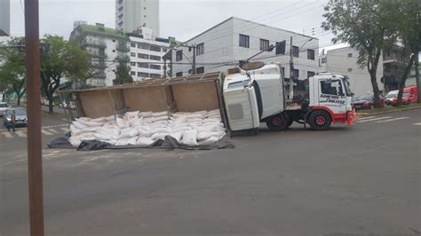 VÍDEO Câmera flagra momento que caminhão tomba em Chapecó ClicRDC