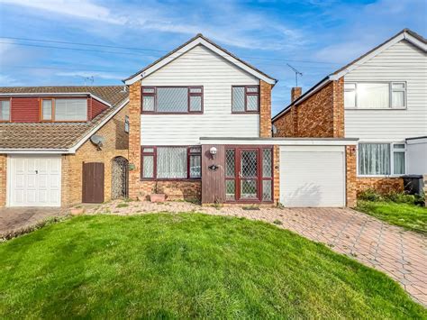 3 Bed Link Detached House For Sale In Windsor Way Rayleigh Ss6 £