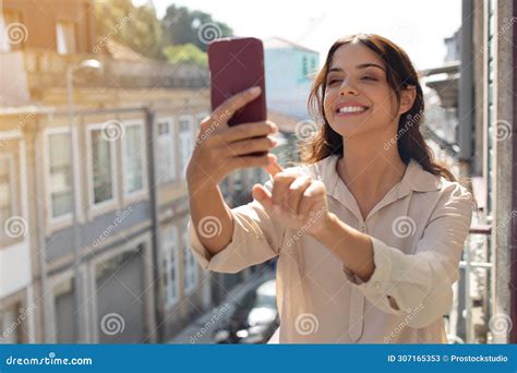 Jeune Femme Joyeuse Prenant Le Selfie Debout Sur Un Balcon Avec Un