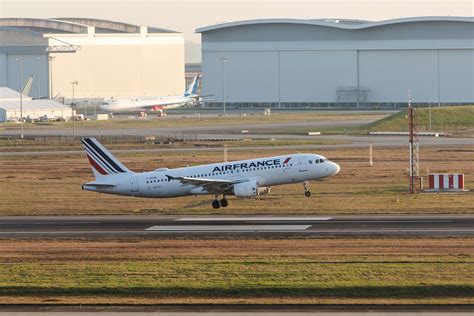 Air France Will Use Bonuses To Keep Pilots Flying This Summer Bloomberg