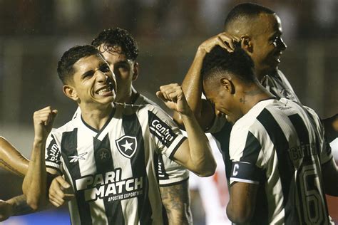 Segue O Líder Botafogo Vence O Vitória E Assume A Ponta Do Brasileirão