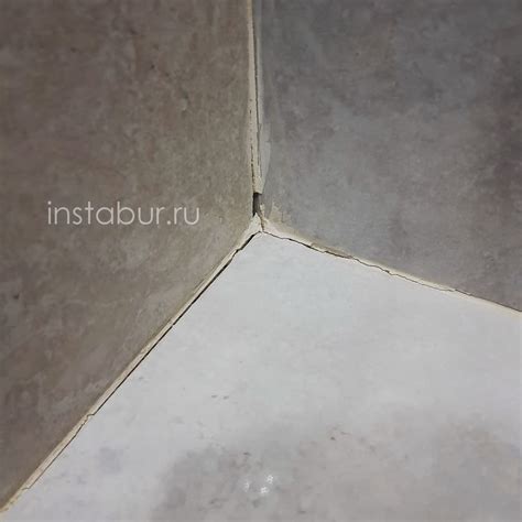 Трещины в плиточных швах внутреннего угла. Цементная затирка ...