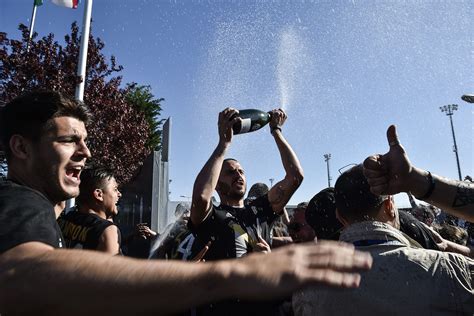 Juventus Campione D Italia Delirio Bianconero A Vinovo