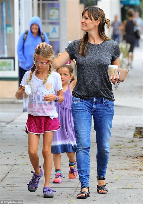 Jennifer Garner Takes Her Daughters Out For Ice Cream Jennifer Garner Style Jennifer Garner