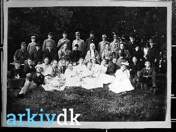 arkiv dk Familiebillede fra haven på Kær Mølle ca 1895