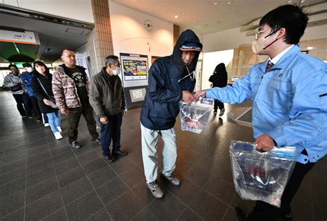 Terremoto En Jap N Largas Filas Para Conseguir Agua Y Comida