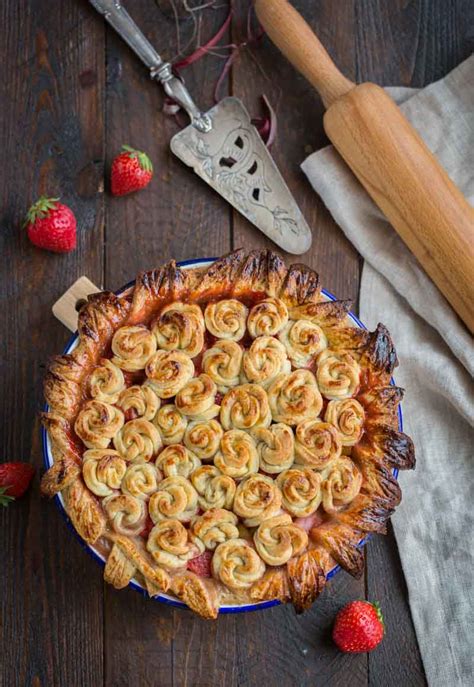 Tourte Fleurie Aux Fraises Rhubarbe Recette De Dessert Aux Fruits