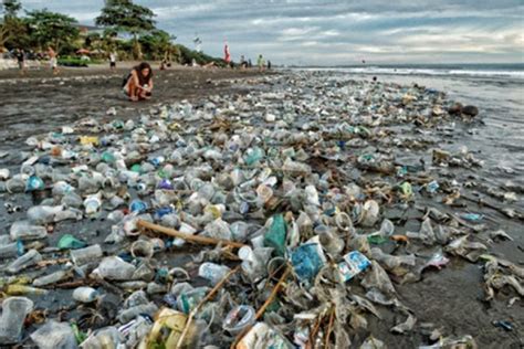 Indonesia Bertekad Kurangi 70 Persen Sampah Plastik