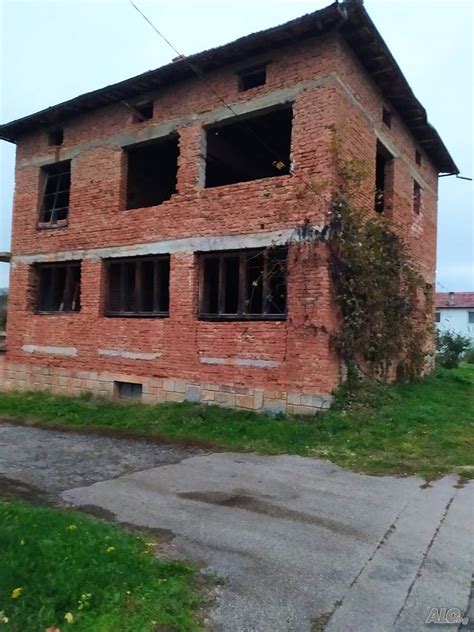 Продавам в село Орешак на 900 м от Троянския манастир парецел със стара ...