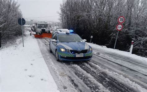 Maltempo Fine Settimana Di Super Lavoro Per La Polizia Stradale Di