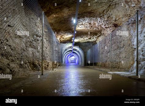 Der Steintunnel Der Unterirdisch In Den Felsen Gebohrt Ist Ist Mit