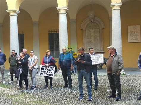 Tensione In Comune Protestano I Giostrai Del Luna Park E Minacciano Di