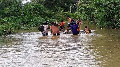 Desa Di Kapuas Hulu Terendam Banjir Ketinggian Capai Meter