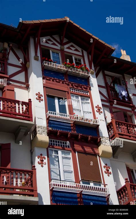 España Guipúzcoa Costa Hondarribia Fuenterrabía aka Típicas casas