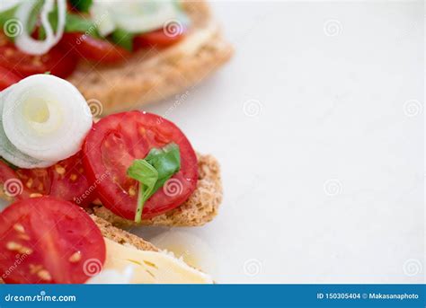 Repas Sur Le Pouce Savoureux Des Oignons De Ressort Et Des Tomates