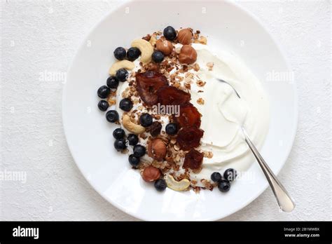 Plato De Yogur Griego Con Granola Frutos Secos D Tiles Y Ar Ndanos