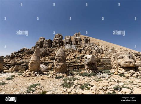 Monte Nemrut Nemrut Dagi Terraza Oriental Y Tumba Tumulus Estatuas