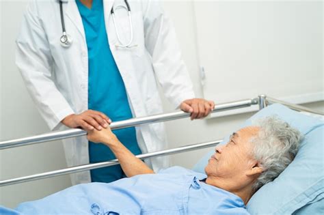 O Que Significa Quando O Paciente Está Estável - Médico usando estetoscópio para verificar se o paciente está deitado em ...