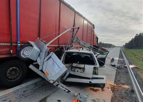 Powa Ny Wypadek Na Dolnym L Sku Auto Z Przyczep Wbi O Si W Tira