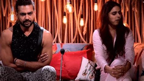 Bigg Boss Madhurima Tuli Hits Vishal Aditya Singh With A Slipper