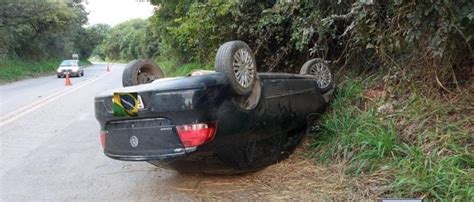 Cachorro Solto Na Mg Provoca Capotamento De Carro R Dio Santana