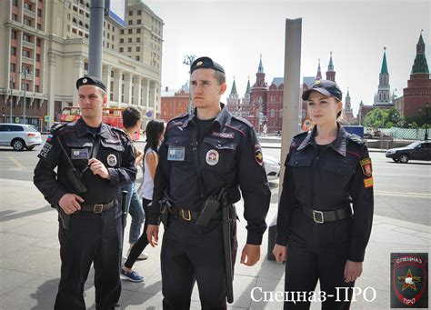 Russian Female Police Cadet Near Moscow Kremlin Os 2560 × 1720 R