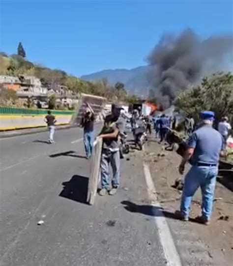 Urbis Tráileres chocan de frente en autopista Veracruz Puebla