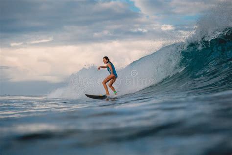 Menina Da Ressaca Na Prancha Mulher No Oceano Durante Surfar Surfista E