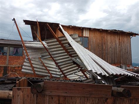 Vendaval Provoca Destelhamentos De Casas Quedas De Rvores E Muros Em