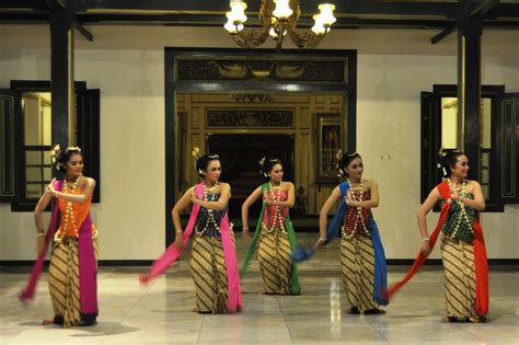 Tari Gambyong Sejarah Fungsi Gerakan Kostum Ciri Khas And Perkembangan