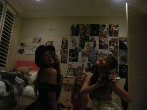 Phoebe Tonkin With Srna Vuckovic Cariba Heine And Phoebe Tonkin Photo