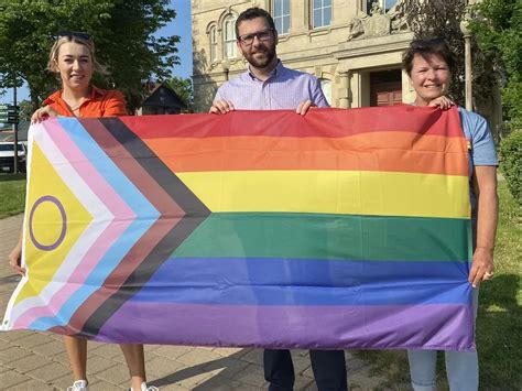 Le comté de Norfolk lève le drapeau de la fierté intersexe avant le