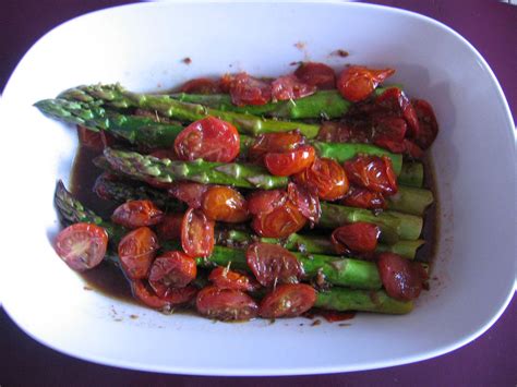 ASPERGES ET TOMATES RÔTIES