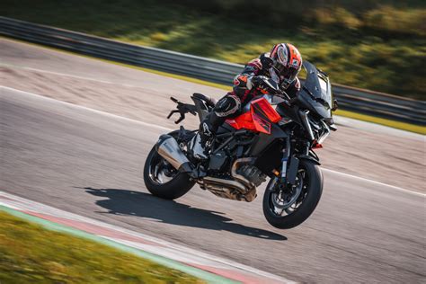 KTM PRÄSENTIERT KTM 1390 SUPER DUKE GT 2025 PERFEKTE WAHL FÜR