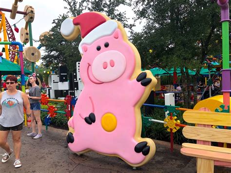 Photos Video Christmas In Toy Story Land And The Return Of Santa