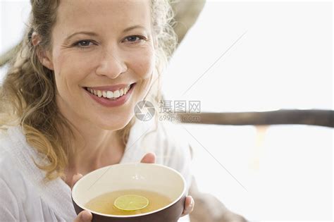 中年妇女喝茶高清图片下载 正版图片501512442 摄图网