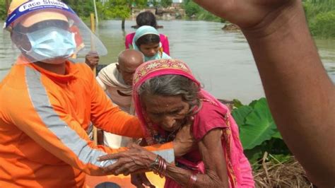 Ndrf Helping People In Bihar In Rescue Of People बिहार Ndrf के