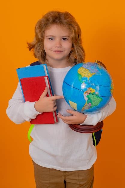 Les Enfants De L école écolier Tiennent Le Globe Terrestre Et Réservent