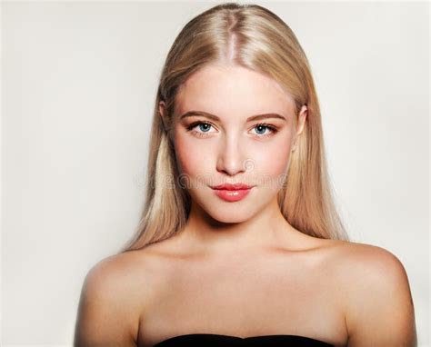 Portrait De Beau Visage Jeune Femme Blonde Fille Modèle De Bien être