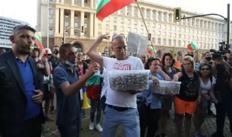 България "свети" в Давос не с президент или премиер, а ...със Светослав ...