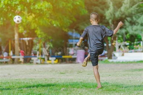 Os Meninos Asi Ticos Praticam Retroceder A Bola Para Marcar Objetivos