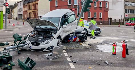 Zwei Verletzte bei Unfall in St Ingbert Innenstadt Ampelanlage zerstört