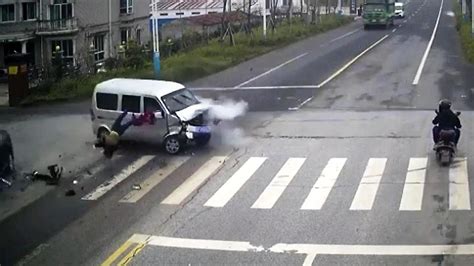 Nicht Angeschnallt Mann Wird Bei Frontalcrash Aus Dem Auto Geschleudert