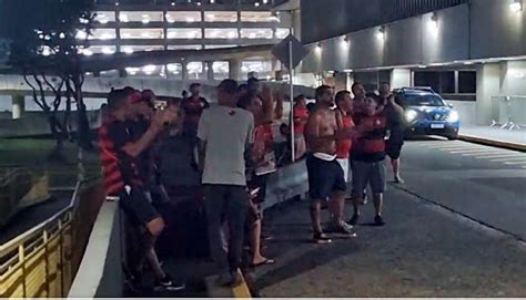 Torcedores Do Flamengo Protestam No Aeroporto Contra Elenco E Picham A