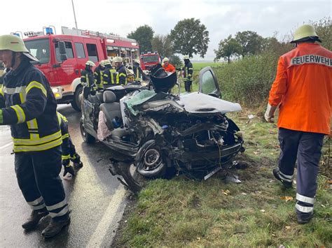 FW ROW Schwerer Verkehrsunfall auf Kreisstraße 139 Feuerwehr befreit