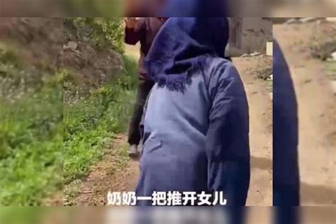 103岁的奶奶精心打扮后，一路小跑去女儿家，母女见面后其乐融融